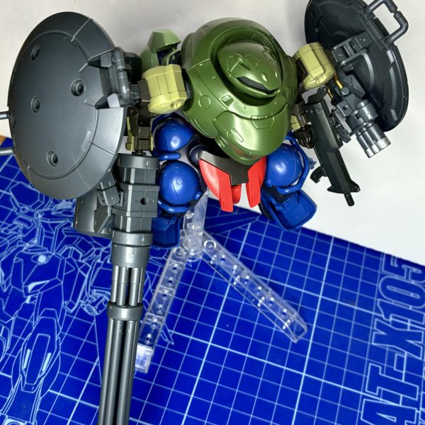 以前アップしたロディフレームのミキシングを少し手直ししました。主な変更点は、［シールド・サブフレームの位置］［ガトリングガンのカートリッジ増設］です。以前よりバランスが良くなった気がします。また、あくまで今のは［対MA随伴機・プルーマ殲滅特化型］であり、通常の対MS戦装備を作ってなかったので、ガトリングガンを廃して大型アックスを装備させてみました。先端が長くなってるので切断・打撃・刺突ができるのが利点です。更にこの大型アックス、対艦ナパーム弾頭（という設定）も装備されていて（開戦早々にブッパする想定）、対艦・対MA戦も可能になるようにしました。一応量産機なんですけどねこの子。うーんこの化け物（2枚目）