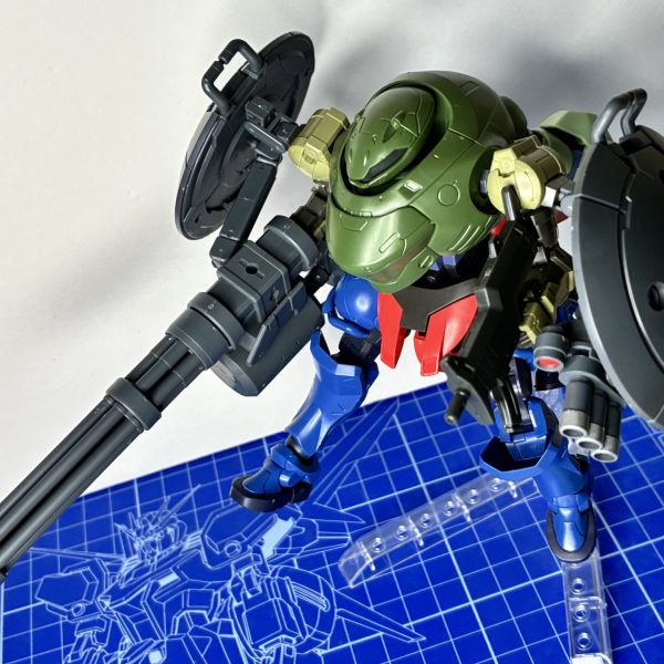 以前アップしたロディフレームのミキシングを少し手直ししました。主な変更点は、［シールド・サブフレームの位置］［ガトリングガンのカートリッジ増設］です。以前よりバランスが良くなった気がします。また、あくまで今のは［対MA随伴機・プルーマ殲滅特化型］であり、通常の対MS戦装備を作ってなかったので、ガトリングガンを廃して大型アックスを装備させてみました。先端が長くなってるので切断・打撃・刺突ができるのが利点です。更にこの大型アックス、対艦ナパーム弾頭（という設定）も装備されていて（開戦早々にブッパする想定）、対艦・対MA戦も可能になるようにしました。一応量産機なんですけどねこの子。うーんこの化け物（3枚目）