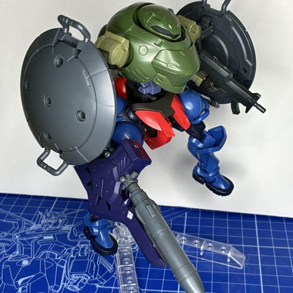 以前アップしたロディフレームのミキシングを少し手直ししました。主な変更点は、［シールド・サブフレームの位置］［ガトリングガンのカートリッジ増設］です。以前よりバランスが良くなった気がします。また、あくまで今のは［対MA随伴機・プルーマ殲滅特化型］であり、通常の対MS戦装備を作ってなかったので、ガトリングガンを廃して大型アックスを装備させてみました。先端が長くなってるので切断・打撃・刺突ができるのが利点です。更にこの大型アックス、対艦ナパーム弾頭（という設定）も装備されていて（開戦早々にブッパする想定）、対艦・対MA戦も可能になるようにしました。一応量産機なんですけどねこの子。うーんこの化け物（4枚目）