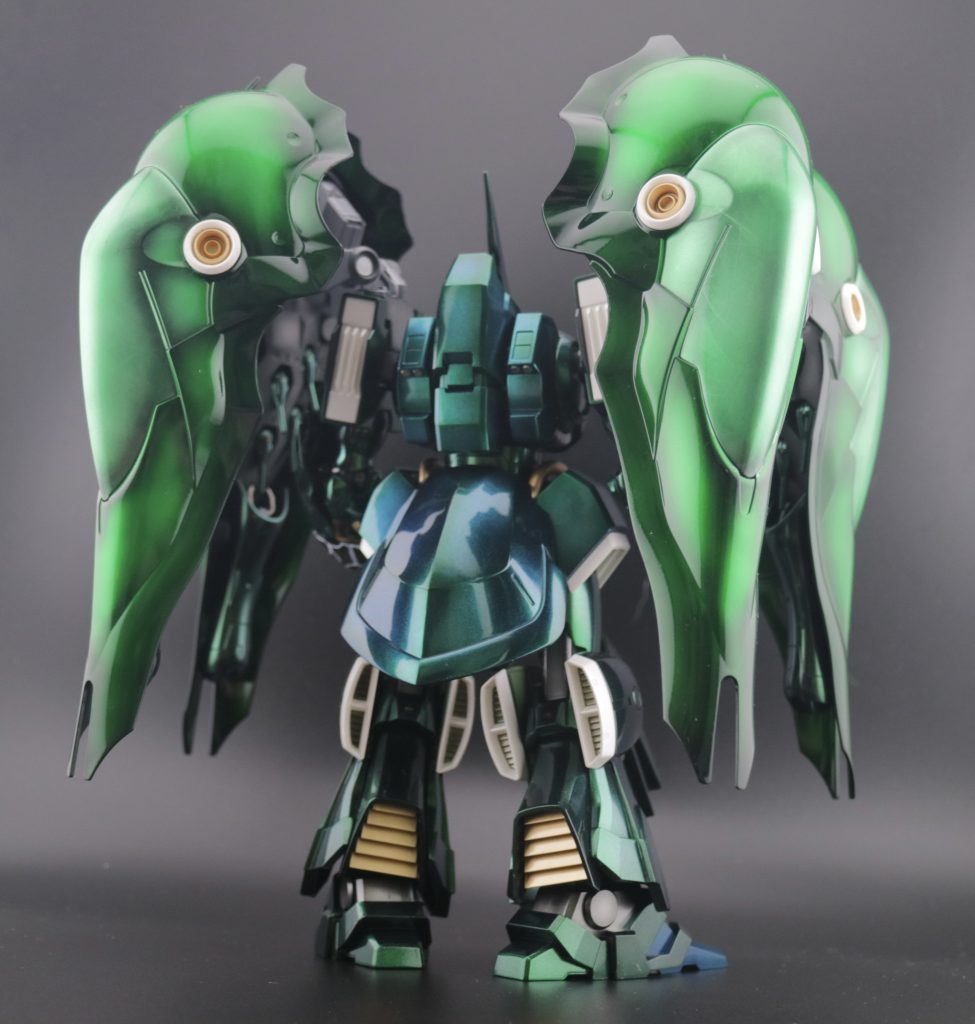 スタンド類を使わなくても、4枚のバインダーによりバランスが前後均等で、しっかり自立してくれます