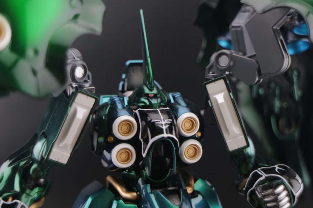 エングレービング部分は、ベタにエナメルでリバースウォッシュを行うも、何故だか何度やっても拭き取りが出来ず… エナメル溶剤が劣化しているのか?仕方ないので、白い部分を水性塗料で筆塗り老眼のオジ様にはムリだろなので、画像を拡大して見ない様お願いします