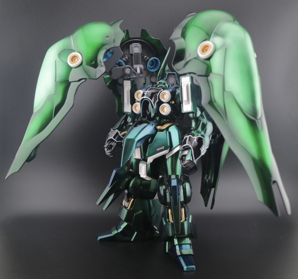 各バインダーのエッジを黒に近い深緑にしたくて、結果4枚塗るのにクリアグリーンを1.5本も使用。塗れば塗るほど”アラ”が目立ってしまい、ゴールが見えないまま塗装を繰り返すこと10数回。なんとか完成しました。