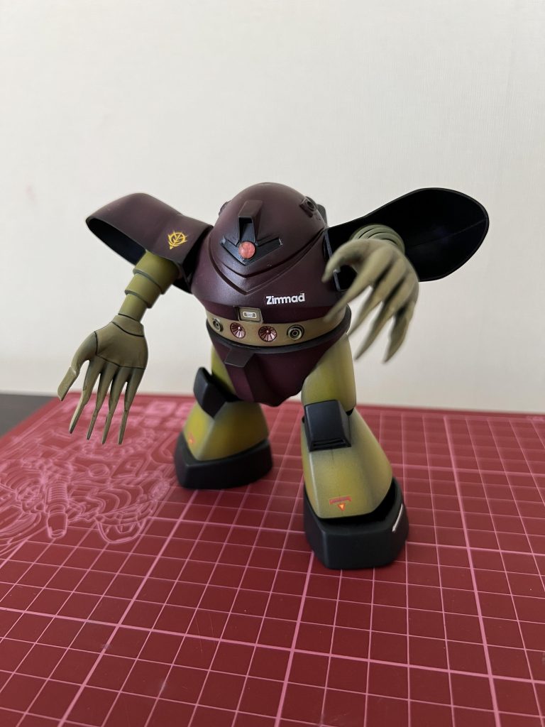 足首、膝、股関節を弄って、一応可動するようにしました。腕はそのままですが肩アーマーを分割してハイゴッグを参考に大型化しました。あと腰で回転できるようにしています。