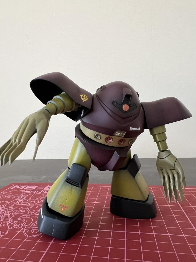 プラ板で爪を伸ばしています。モノアイはクリアパーツに置き換えました。