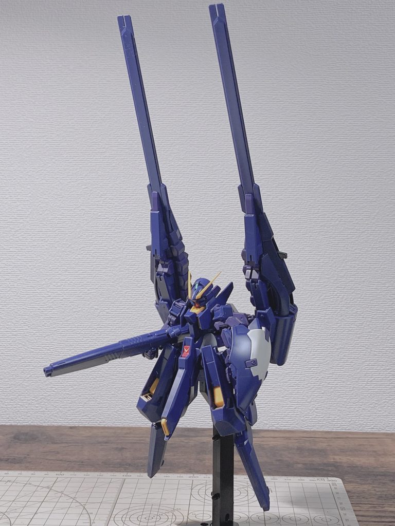 パチ組み状態。TR-6ウーンドウォートで、TR-1ヘイズル素体の背部にシールド・ブースター2基を装備した「高機動形態」を再現するための形態です。