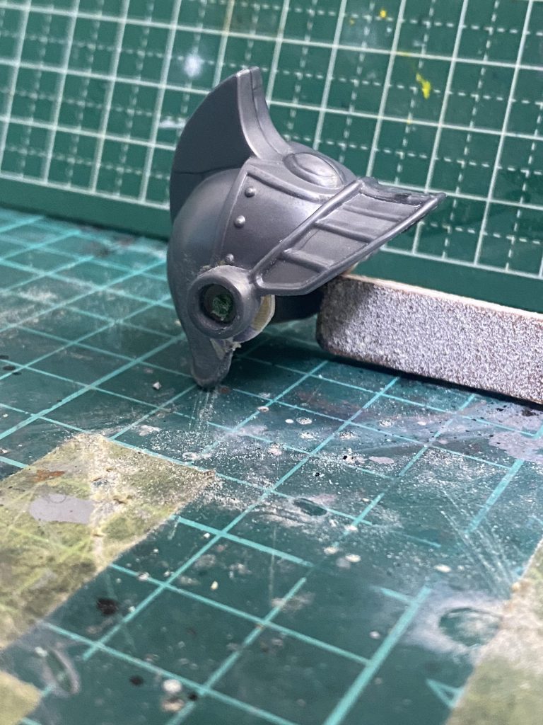 兜がバイザーと一体化していたので、切り取って上げ下げ出来るようにしました。