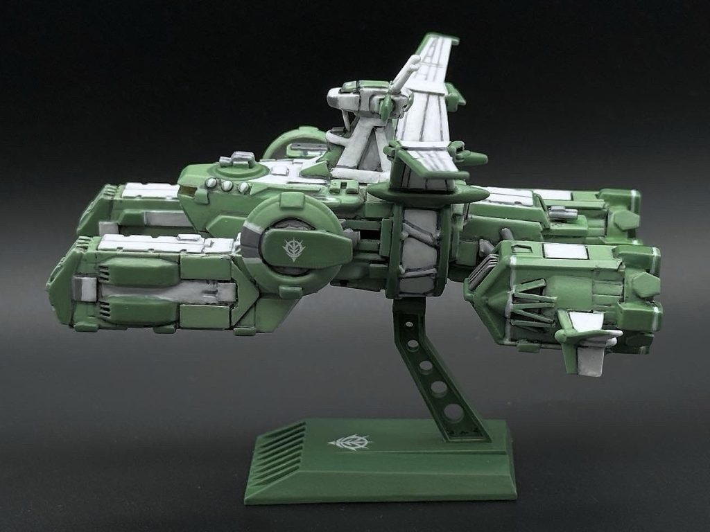 左舷から。元キットのホワイトベースはメインブリッジや船尾側の船体、エンジンブロックが大きめなので、かなり小型化しています。