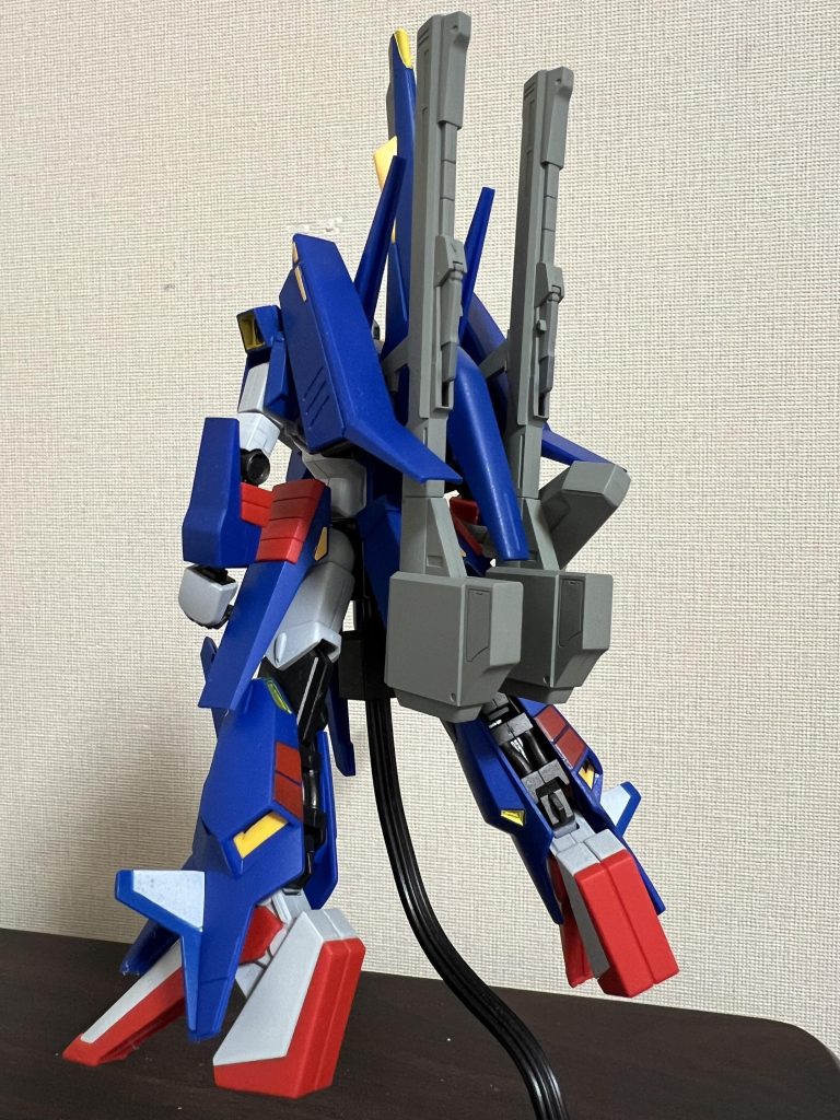 クレイバズーカ2丁持ちですね。武器の流用やら変形機構の簡素化やらで低コスト化を図ったという設定でしょうか。でもZZガンダムが採用されたそうです。悲しい😭