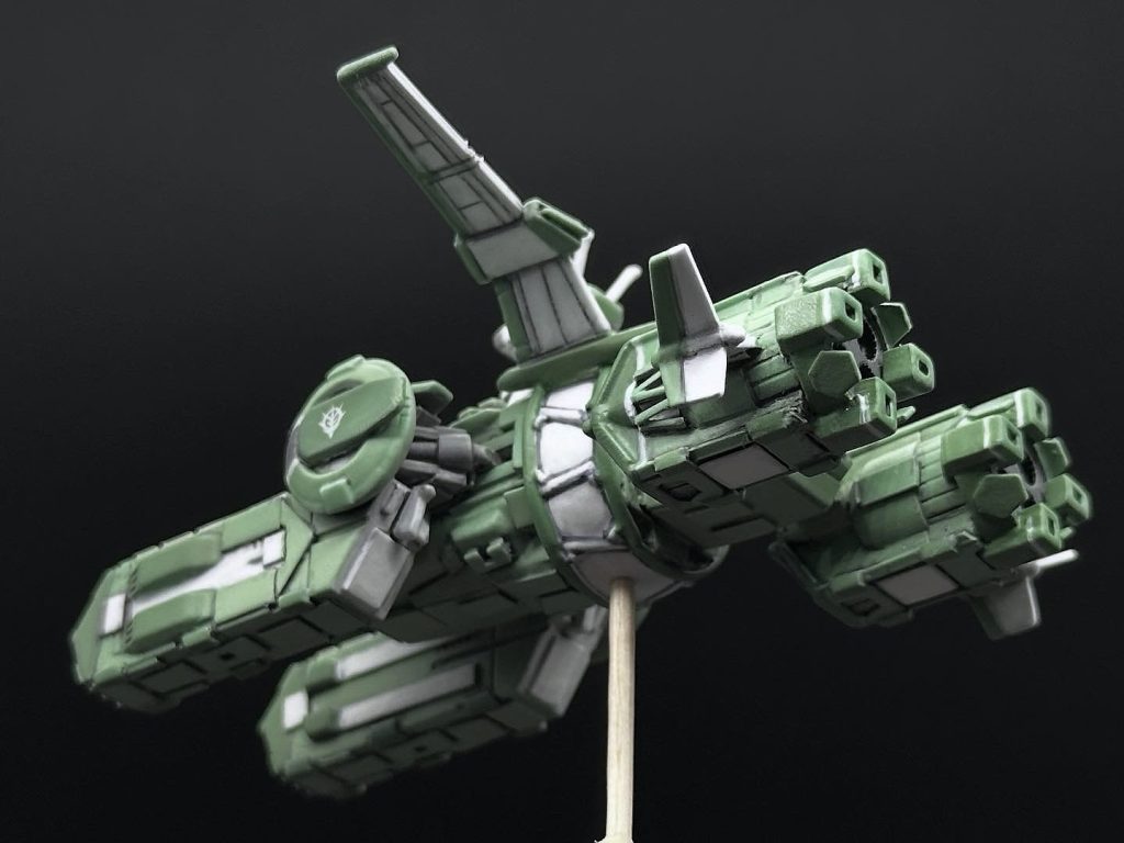 第二次ソロモン会戦で強襲揚陸時に使用された両舷モビルスーツデッキ接続部のショックアブソーバーは前後にスライド可動します。