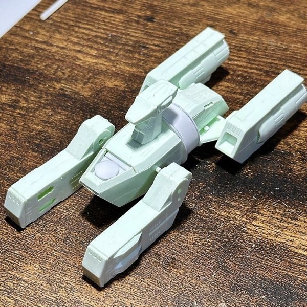 主な改修箇所サブブリッジ上部の収納型主砲をターレット化、メインブリッジ小型化、両舷カタパルトハッチの形状変更、メガ粒子砲収納ドーム小型化、船体中央に重力ブロック配置、船尾を小型化、エンジンブロック小型化、各ブロックの接続方式を変更、主翼とエンジン部の尾翼をプラ板で制作、細部をプラ板でディテールアップ（2枚目）