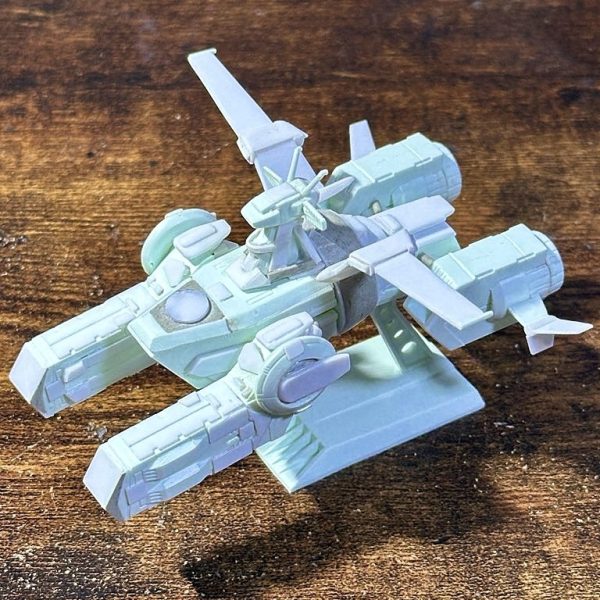 主な改修箇所サブブリッジ上部の収納型主砲をターレット化、メインブリッジ小型化、両舷カタパルトハッチの形状変更、メガ粒子砲収納ドーム小型化、船体中央に重力ブロック配置、船尾を小型化、エンジンブロック小型化、各ブロックの接続方式を変更、主翼とエンジン部の尾翼をプラ板で制作、細部をプラ板でディテールアップ（3枚目）