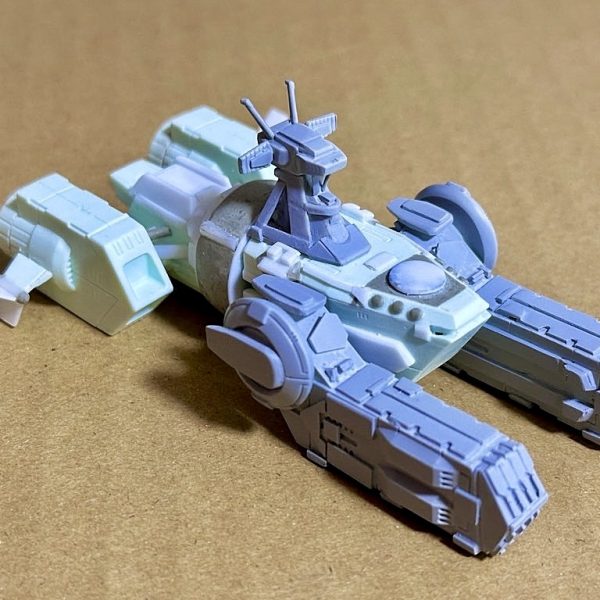 主な改修箇所サブブリッジ上部の収納型主砲をターレット化、メインブリッジ小型化、両舷カタパルトハッチの形状変更、メガ粒子砲収納ドーム小型化、船体中央に重力ブロック配置、船尾を小型化、エンジンブロック小型化、各ブロックの接続方式を変更、主翼とエンジン部の尾翼をプラ板で制作、細部をプラ板でディテールアップ（4枚目）