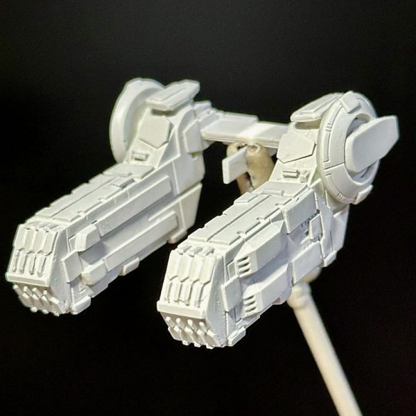 今回の改修箇所エンジンブロックをプラ板工作、両舷モビルスーツデッキを連結して接続部のショックアブソーバーを制作、船体内部にスライド用のガイドを設置（2枚目）