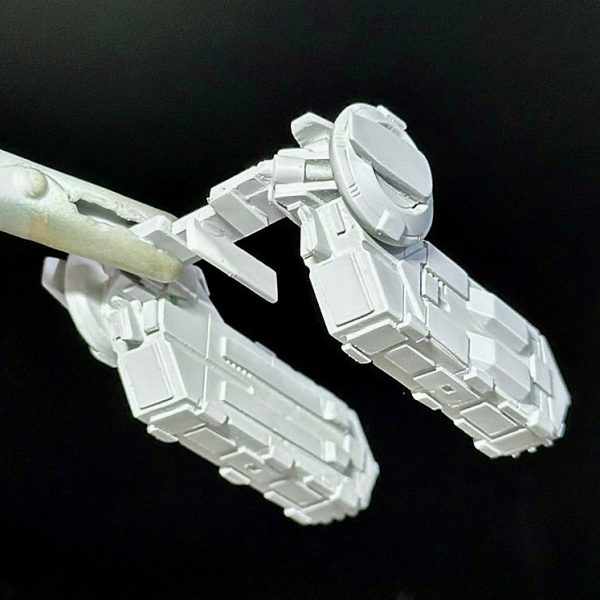 今回の改修箇所エンジンブロックをプラ板工作、両舷モビルスーツデッキを連結して接続部のショックアブソーバーを制作、船体内部にスライド用のガイドを設置（3枚目）