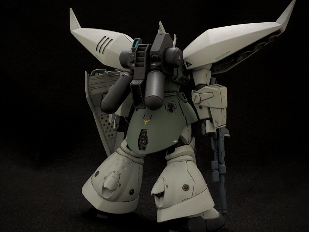 バックパックが安定して固着するよう、マリーネ背中とバックパックに同径の穴を開け、それぞれにプラ棒を通して接着。