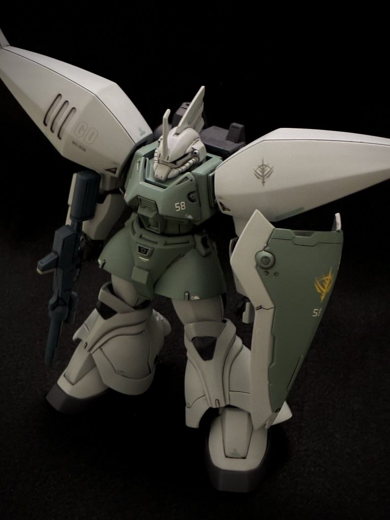 Fs型のシールドが好きで是非装備させたかったものの、そのままの形では肩バインダーにシールドが干渉してしまうため、シールド上端を切り落とし断面を作りディテールを配置。