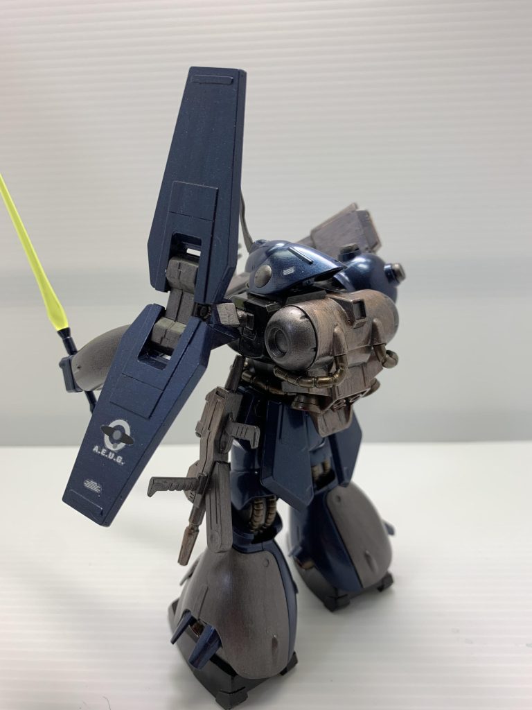 左腰にビームライフル装着。