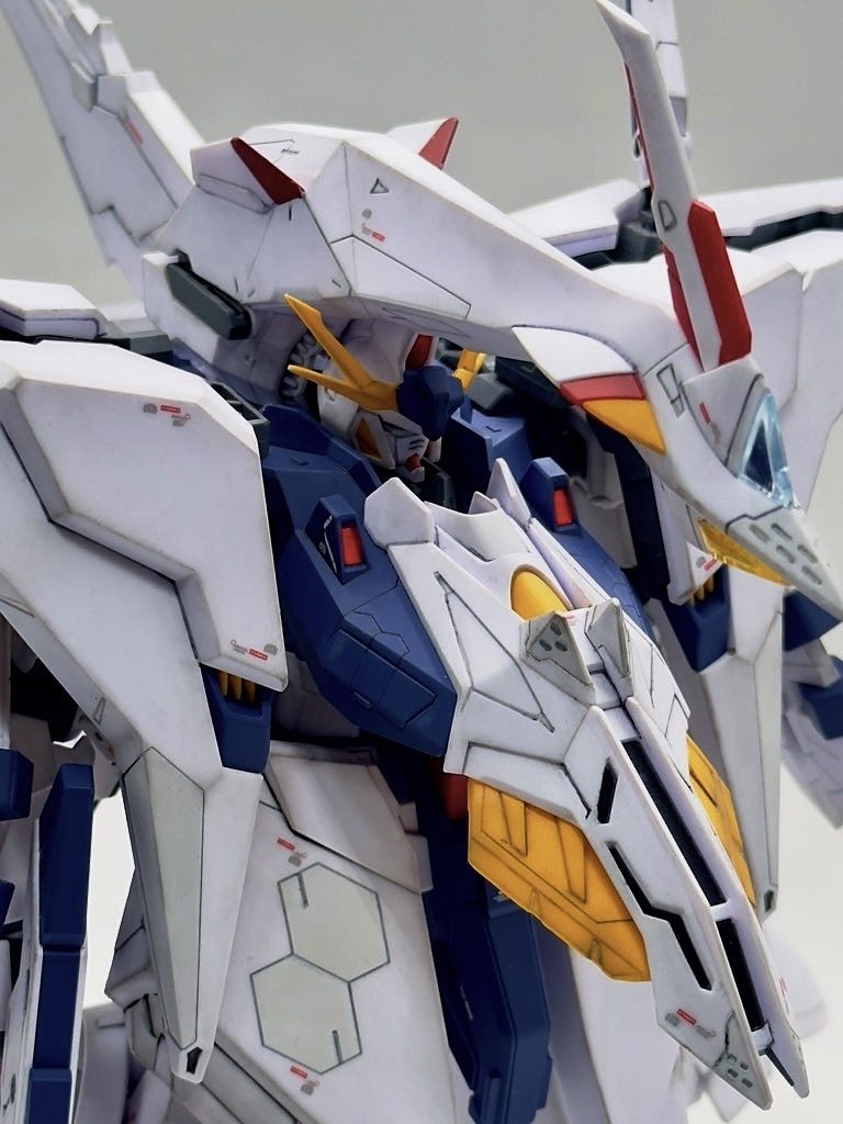 鳥の頭部のような独特の形状の上部ユニット。やはりフェニックスがモチーフなんでしょうか？