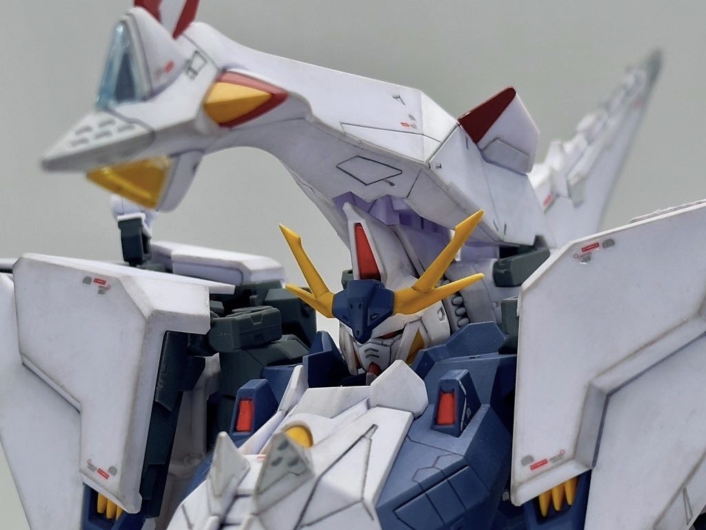 頭部は正統派ガンダムタイプのへの字スリット。クスィーの異形感と良い対比です。