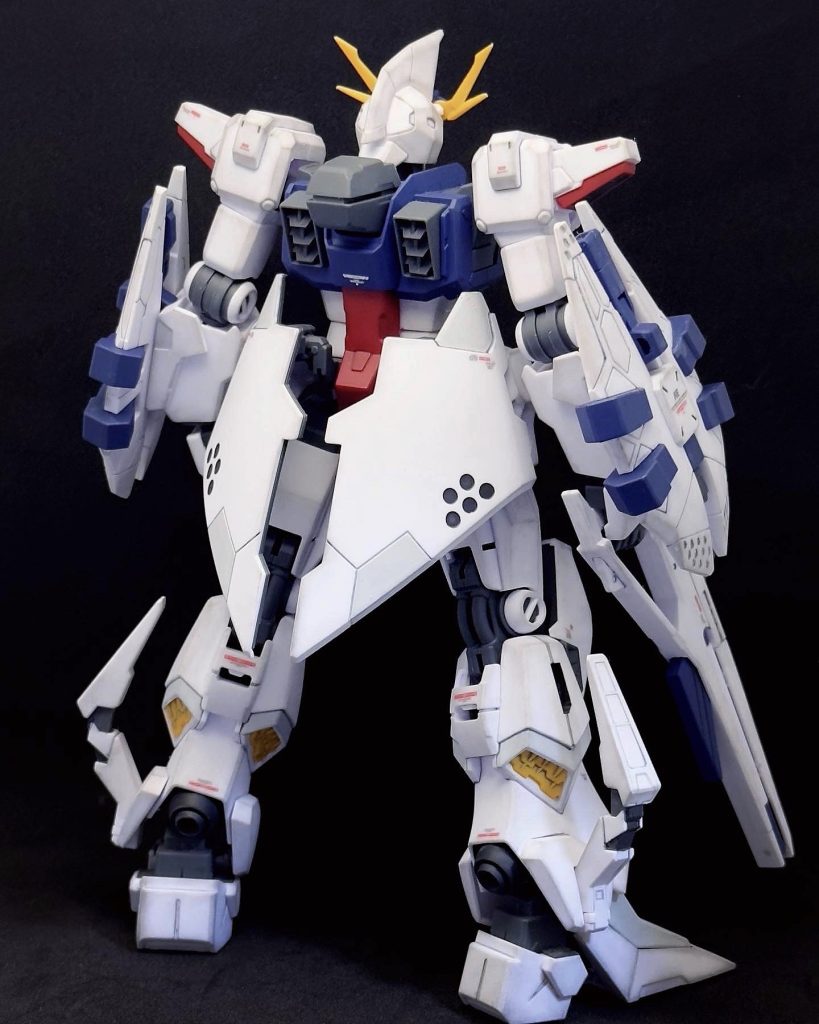 兜のトサカと両腕のシールドにギリシャ神話みを感じます。かなりの重量であるFFユニットを着込む前提のため、関節部は非常に頑丈な作り。