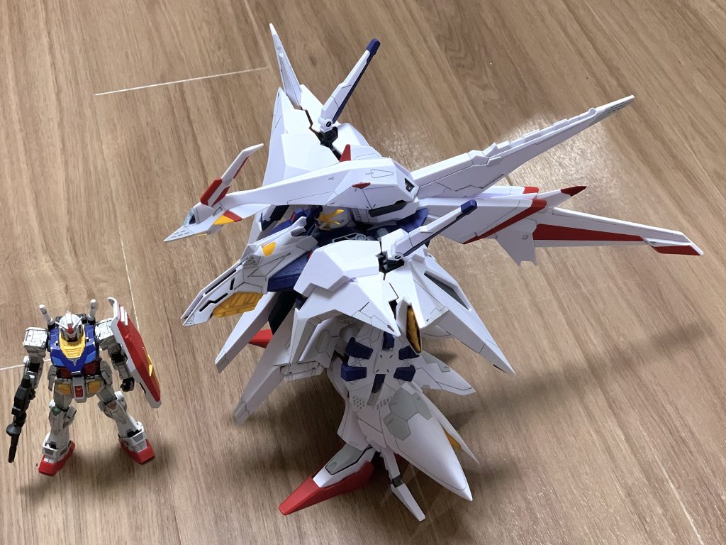 18m級MSとのサイズ比較。高さだけではなく前後左右にデカい…