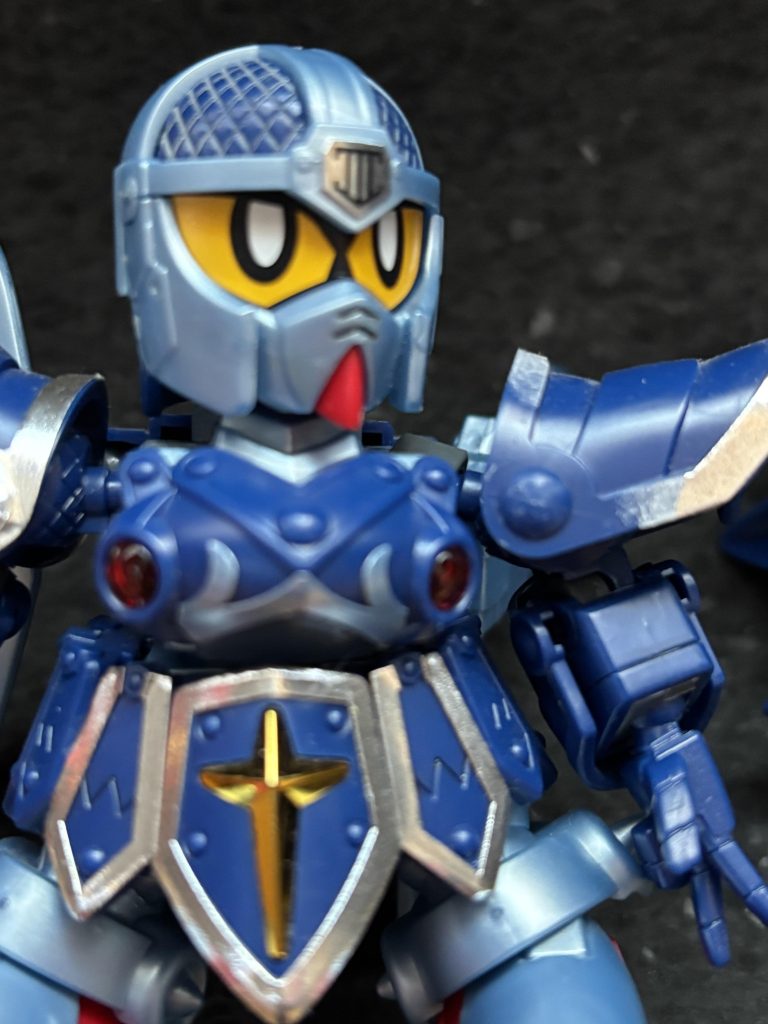 シールを使った素組のキットを引っ張り出してきたので、シールを剥がそうとシール剥がしを使ったのが最後プラの表面が溶けてしまい霞の鎧の表面がガサガサに迷った挙句そういう鎧の表面加工ということで割り切りました(gandam2)