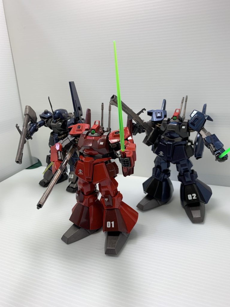 赤いリックディアスに01のデカールを貼ったので、他の２機にも機体番号を貼りました。