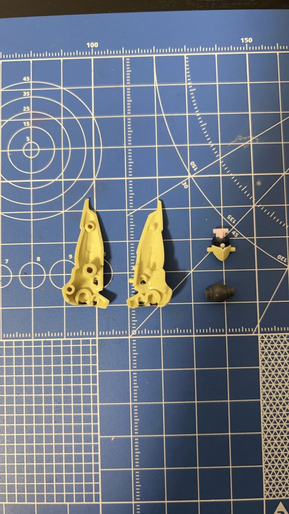 頭は縦割りモナカ構造なので、ダボ穴をC型にして後ハメ加工にしています。