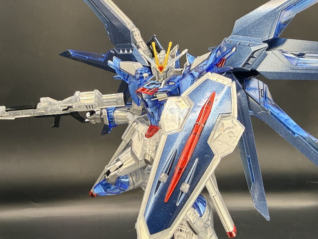 パッケージ風にワンショット。クリア以外の部分で。バックパックのウィングはメタルディープブルー関節はシルバー武器の内部になってるあたりはEXブラック全体的に光沢にて仕上げました。