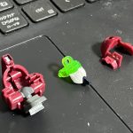 頭頂部カメラの部分を切り飛ばしてしまっていたので、プラ材を詰め込み。クリアパーツ[…]