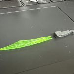 シンプルにビーム刃の穴をハの字カットして対応。グリップに空いてた穴をプラ板で塞ぎ[…]