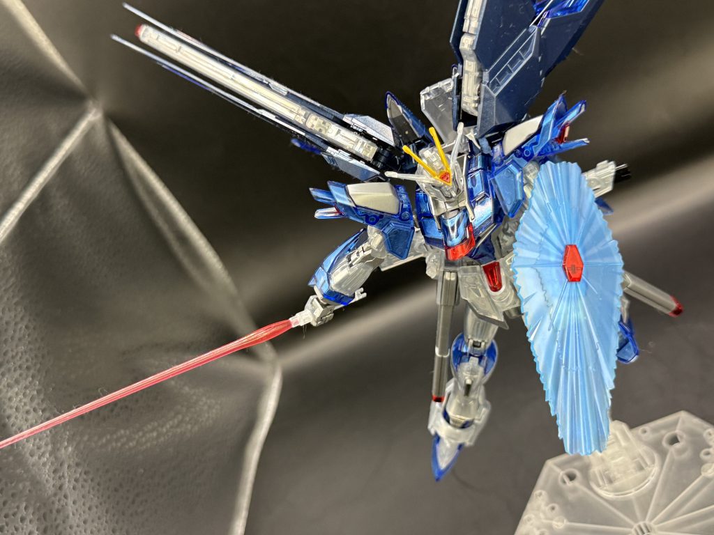 見てすぐ気がついたはずです。シールを使ってないし、塗り分けをサボったから大事なバックパックのウィングの白がない…