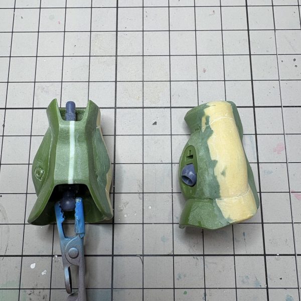 数ある作品の中からこちらのページまで見ていただき、ありがとうございます!こちらは今回のザクII改の少しいじったところです。▷頭部→モノアイレールの黒いパーツ部分を全てカット!頭頂部内側にちょうどランナーの切れ端が刺さる穴が残るので、ランナー縦棒を刺したら視線の高さにHアイズを貼れば…可動式モノアイの完成です。▷ももはポリキャップと動力パイプ穴にかからないよう1.5ミリほど短縮▷フロントアーマーも同じく1.5ミリほど、こちらは延長。微妙な曲面に装甲が左右2枚形成のデザイン…ならすのが辛かったです。▷膝下は前後分割の前装甲のみ幅増しし、噛み合わなくなる幅の違いはエポパテで埋めました。(YouTubeのうまい方たち参照…)以上、手を加えたのはほぼ下半身のみでした。ホントになんとか形になってよかった… 最後にぜひ!!写真は子どもの頃、ザクII改を自分に印象付けたスパロボFの攻略本です(笑)もうこの、分かる!分かるけどみんな言わないようにしてるのに…感が満載の攻略本のイメージにより、自分の中のザク改はほぼ成人するまでこれでしたw今じゃコンプラ的に完全にアウトですが、当時を懐かしんでいただいたり、そんな時代あったの!?と驚いていただけると嬉しいです。ザクII改、こんなに出世してよかったね、バーニィ…。 (5枚目)