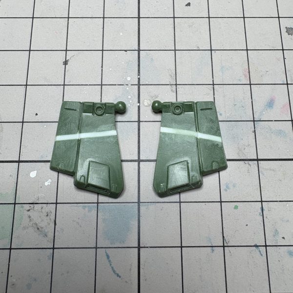 数ある作品の中からこちらのページまで見ていただき、ありがとうございます!こちらは今回のザクII改の少しいじったところです。▷頭部→モノアイレールの黒いパーツ部分を全てカット!頭頂部内側にちょうどランナーの切れ端が刺さる穴が残るので、ランナー縦棒を刺したら視線の高さにHアイズを貼れば…可動式モノアイの完成です。▷ももはポリキャップと動力パイプ穴にかからないよう1.5ミリほど短縮▷フロントアーマーも同じく1.5ミリほど、こちらは延長。微妙な曲面に装甲が左右2枚形成のデザイン…ならすのが辛かったです。▷膝下は前後分割の前装甲のみ幅増しし、噛み合わなくなる幅の違いはエポパテで埋めました。(YouTubeのうまい方たち参照…)以上、手を加えたのはほぼ下半身のみでした。ホントになんとか形になってよかった… 最後にぜひ!!写真は子どもの頃、ザクII改を自分に印象付けたスパロボFの攻略本です(笑)もうこの、分かる!分かるけどみんな言わないようにしてるのに…感が満載の攻略本のイメージにより、自分の中のザク改はほぼ成人するまでこれでしたw今じゃコンプラ的に完全にアウトですが、当時を懐かしんでいただいたり、そんな時代あったの!?と驚いていただけると嬉しいです。ザクII改、こんなに出世してよかったね、バーニィ…。 (4枚目)