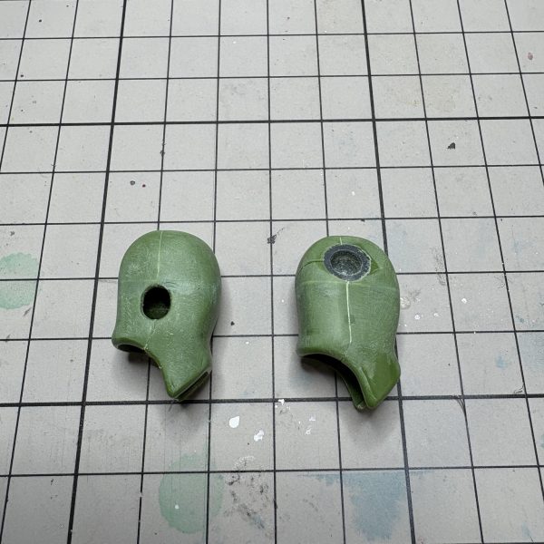 数ある作品の中からこちらのページまで見ていただき、ありがとうございます!こちらは今回のザクII改の少しいじったところです。▷頭部→モノアイレールの黒いパーツ部分を全てカット!頭頂部内側にちょうどランナーの切れ端が刺さる穴が残るので、ランナー縦棒を刺したら視線の高さにHアイズを貼れば…可動式モノアイの完成です。▷ももはポリキャップと動力パイプ穴にかからないよう1.5ミリほど短縮▷フロントアーマーも同じく1.5ミリほど、こちらは延長。微妙な曲面に装甲が左右2枚形成のデザイン…ならすのが辛かったです。▷膝下は前後分割の前装甲のみ幅増しし、噛み合わなくなる幅の違いはエポパテで埋めました。(YouTubeのうまい方たち参照…)以上、手を加えたのはほぼ下半身のみでした。ホントになんとか形になってよかった… 最後にぜひ!!写真は子どもの頃、ザクII改を自分に印象付けたスパロボFの攻略本です(笑)もうこの、分かる!分かるけどみんな言わないようにしてるのに…感が満載の攻略本のイメージにより、自分の中のザク改はほぼ成人するまでこれでしたw今じゃコンプラ的に完全にアウトですが、当時を懐かしんでいただいたり、そんな時代あったの!?と驚いていただけると嬉しいです。ザクII改、こんなに出世してよかったね、バーニィ…。 (3枚目)