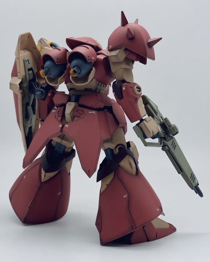 マフティー用のコーションデカールを貼っています。