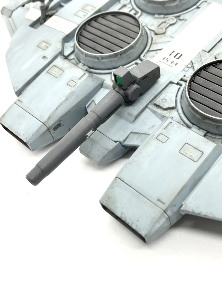 機首の裏面は構造の都合上肉盗みされているので、パテとランナーで埋めました