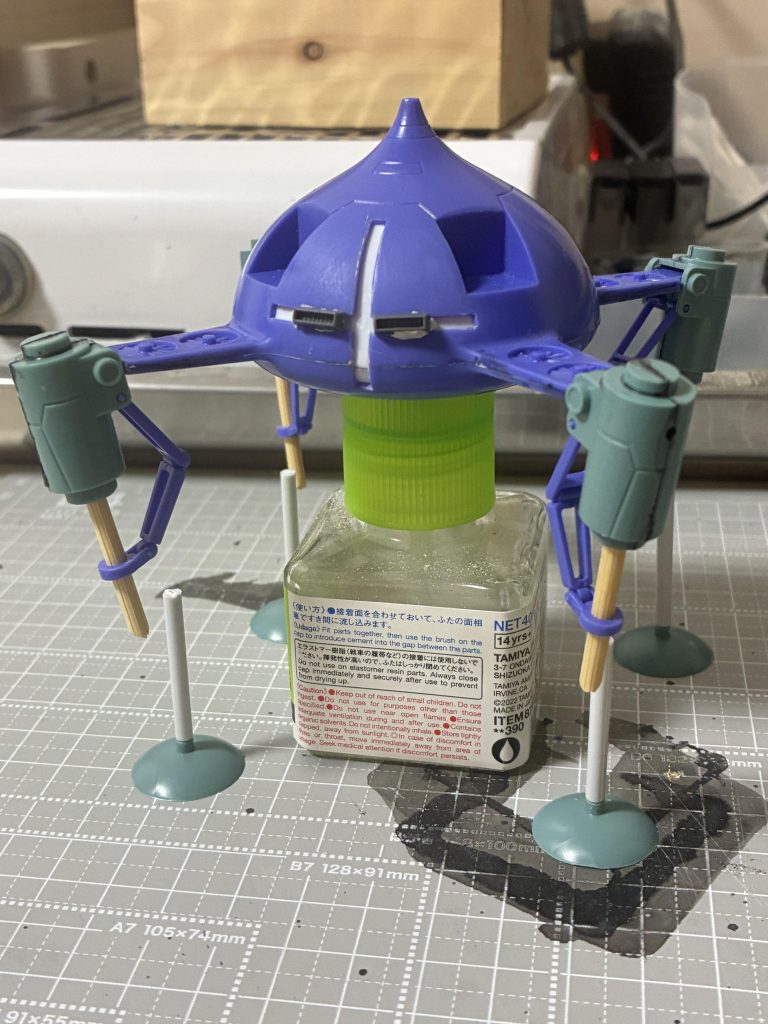 合わせ目消し以外にもセンサーレールをくり抜いたり 各部をコトブキヤの部品でシャープにしていたりします。