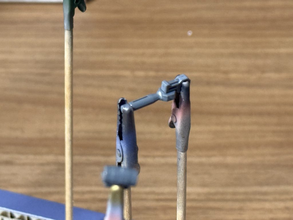 ◎破損箇所の補修（火器持ち手）パーツ同士をはめるときに勢い余ってもげてしまった、、瞬間接着剤でくっつけて対処。