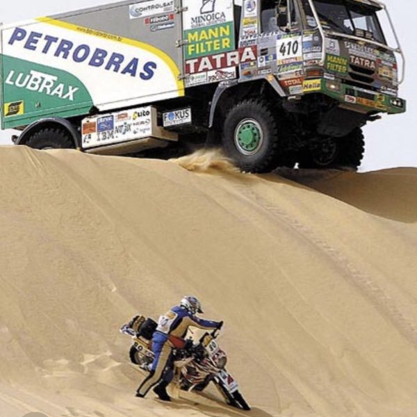 ぼちぼちジオラマのレイアウトを考え始めてます。砂漠で疾走…といったら…そうそうやっぱ「パリダカールラリー」だよな…と、いつもの資料漁りを始めました。本当はだだっ広い砂漠を爆走している姿を俯瞰で見れる様な1枚目写真のイメージが最高ですが「スペースどんだけー！」って感じです。誰かアーティファクトのサイズでこんなジオラマ作ってくれないかな〜。という事で「これは！」というアングルを見つけてしまいました。2枚目の写真ですが手前のジオン兵バイクと後ろのジャンプ寸前のドム！この対比とアングルは面白い！これでベースへの落とし込みを一度、考えてみようかと思います。ボツになるかも知れませんが…😅（2枚目）