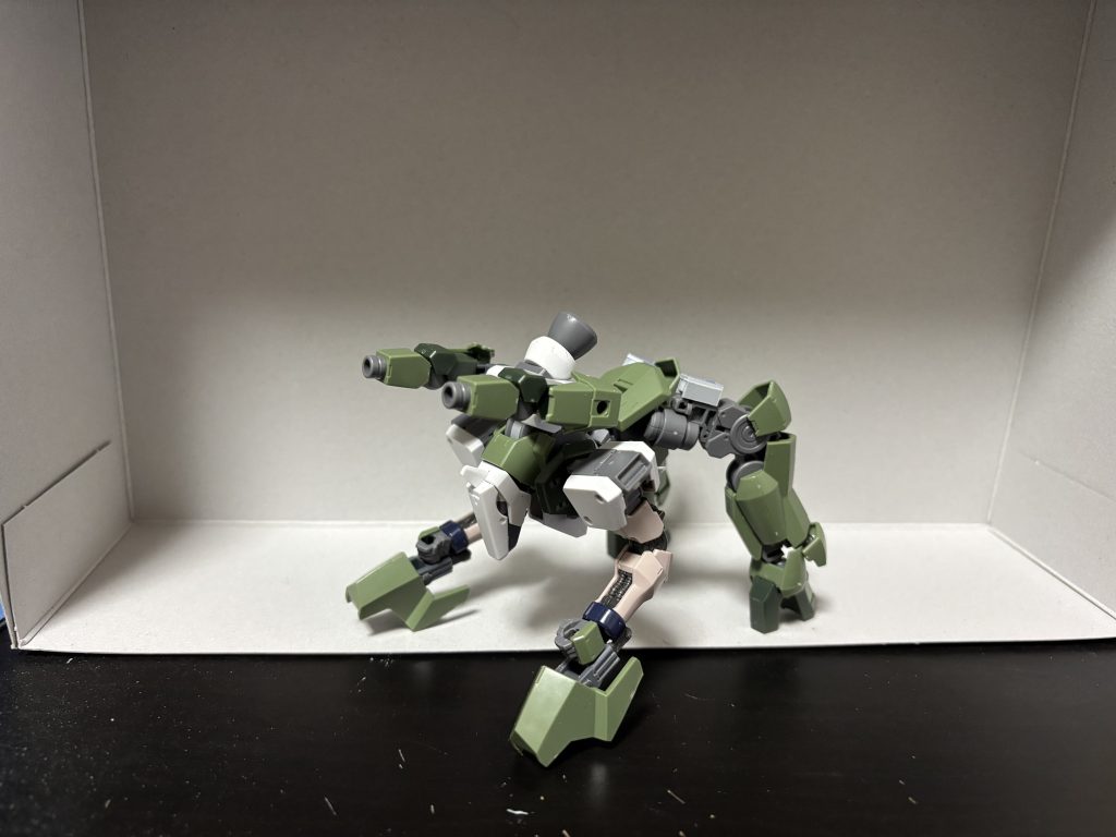 制作工程1初期考案グレイズに変更機構を追加しようとしているところ元の腕は武装に見立てて背部に装着本体の腕はガンダムグレモリーを使用しています