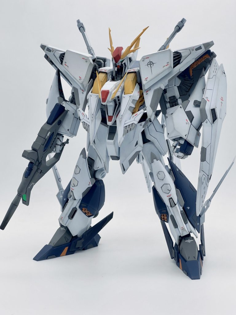 素立ち。主なスタイル改修箇所は、胴体の肩幅詰めとミノフスキーフライトユニットの形状変更、胸部アンテナ角度変更、額の大型化、細部をシャープ化など。具体的な改造箇所は、別であげている制作記録にまとめています。