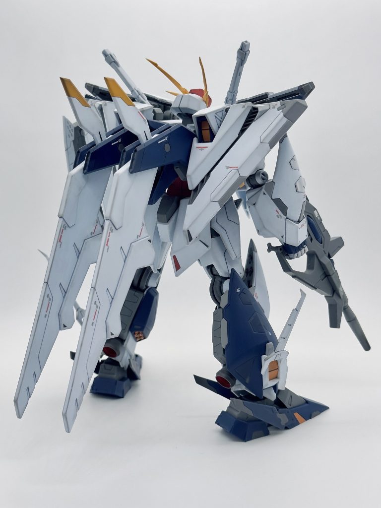 基本は成形色仕上げです。クスィーガンダム用のコーションデカールを貼って、スミ入れ、部分塗装で一部グレーの塗り分けと、ウェザリングマスターでエッジを強調しています。