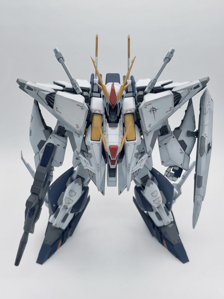 正面から。少々わかりにくいですが、胴体左右のブロックが中央に寄って両肩の接続位置が7mmほど胴体寄りになっています。