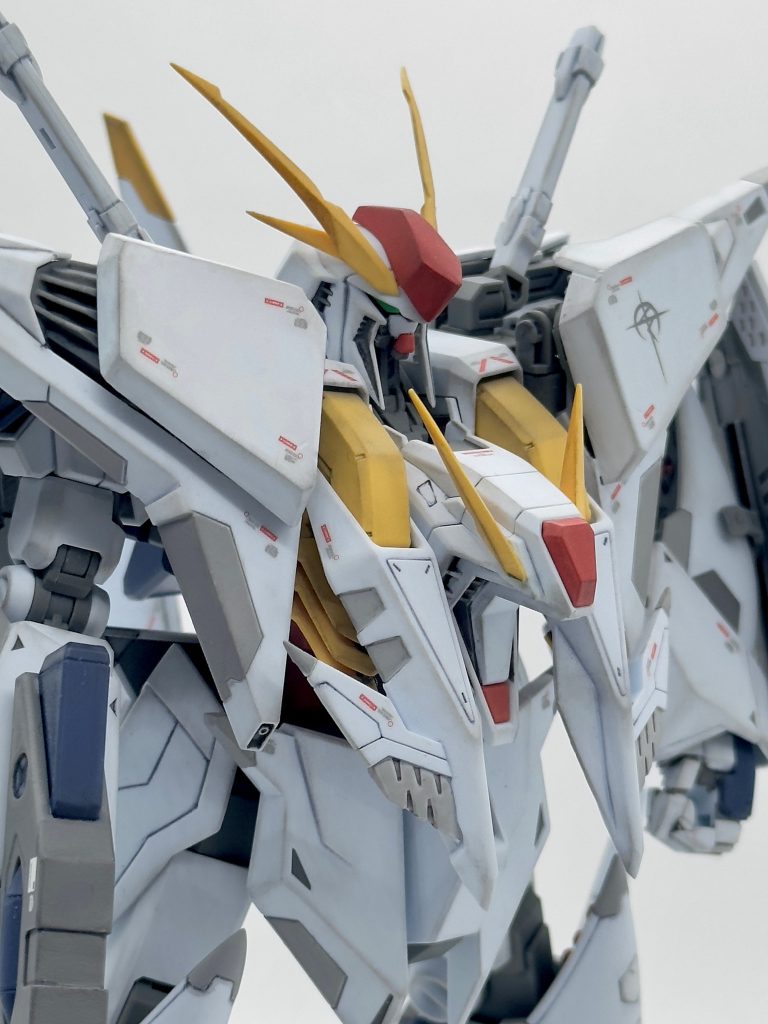 額と両側のミノフスキーフライトユニット前面を大型化。これで小説版イラストのイメージに近くなったかな？