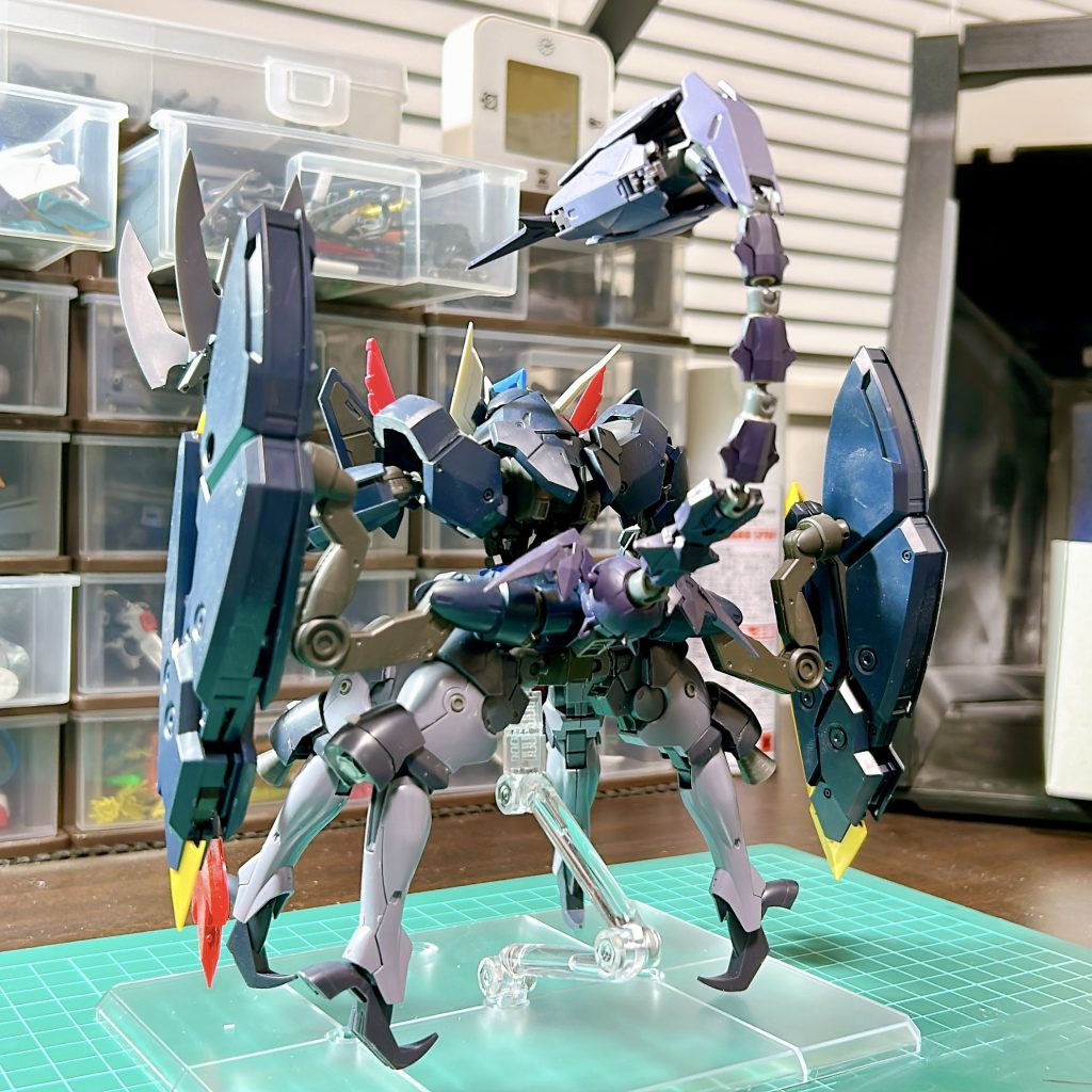 塗装前最終段階エルドラブルートの脚部はそのままだと可動域や幅が足りなかったので、いろいろ弄って、調整しています。あと、腹部もAGE-FXと組み合わせて延長しています。