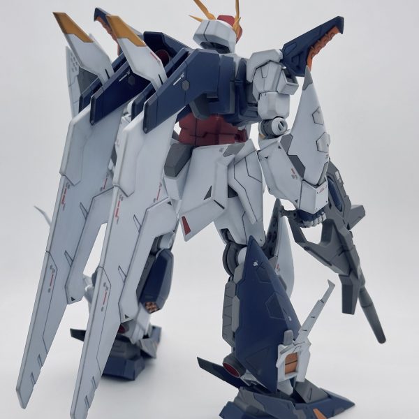 最後に、ミノフスキーフライトユニットを外した状態でのスタイルチェックです。改修前と比べると両肩の間伸び感はだいぶ解消できました。制作記録はこれで最後になります。残りは完成まとめにて！（3枚目）
