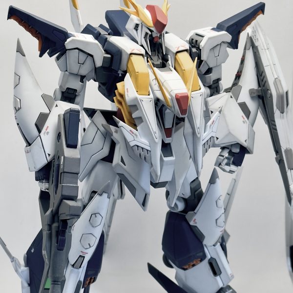 最後に、ミノフスキーフライトユニットを外した状態でのスタイルチェックです。改修前と比べると両肩の間伸び感はだいぶ解消できました。制作記録はこれで最後になります。残りは完成まとめにて！（4枚目）