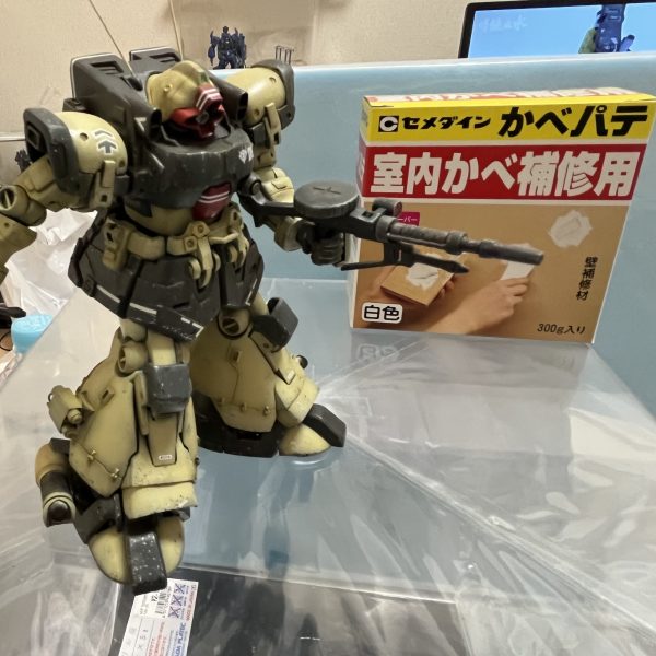 ジオラマのイメージはこんな感じなんでしょうか…😅砂煙用に天然のコットン欲しいんですけど、何処に行けば売ってるんですかね…？以前、モノが無くて合成樹脂のコットンモドキを使った事があるのですが煙がまとまりづらくイマイチでした。先日ハンズで250角のアクリルケースと壁補修剤を購入しました。ハンズがスタイルフォームの販売を高額になってしまった事を理由に辞めてしまったらしく代わりにタムタムの鉄道模型コーナーで購入しました。持ち運び易い360×450×30サイズです。デカいサイズは車がないと無理ですね。これらは私がジオラマ作る際にいつも購入している物です。ジオラマはホコリを被ると掃除のしようが無いですからアクリルケースは私にとって必需品です…。（4枚目）