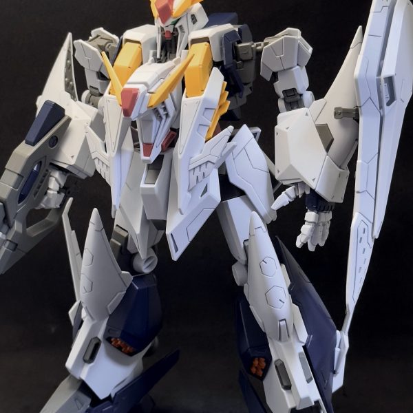 最後に、ミノフスキーフライトユニットを外した状態でのスタイルチェックです。改修前と比べると両肩の間伸び感はだいぶ解消できました。制作記録はこれで最後になります。残りは完成まとめにて！（6枚目）